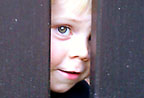 Kleinkind lukt durch einen Zaun